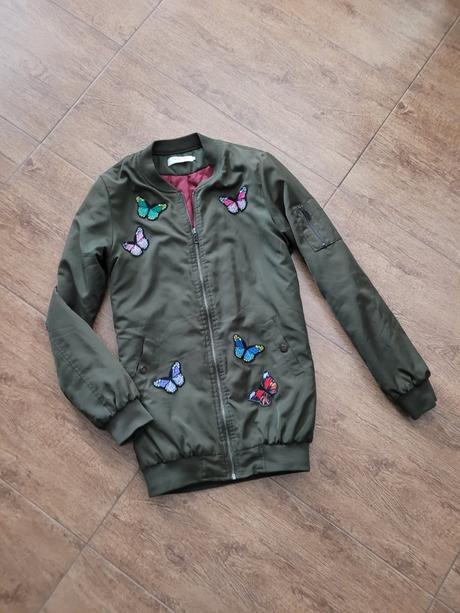 Bombera s motylikmi, s