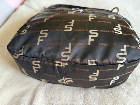 Hnedá kabelka s popisom, 