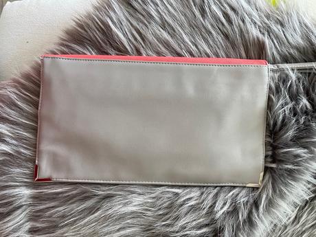 Listova kabelka, atmosphere