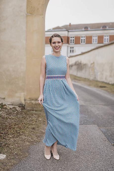 Vyšivané šaty, 38