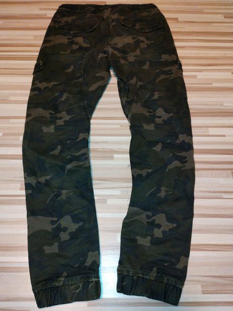 Maskáčové nohavice, 152