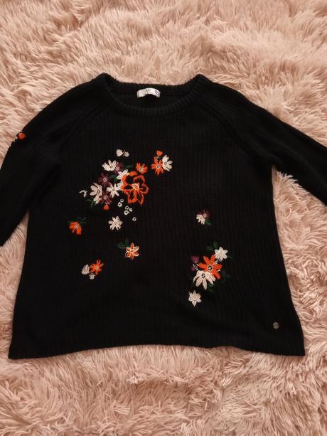 Pulóver s vysivkou, 42