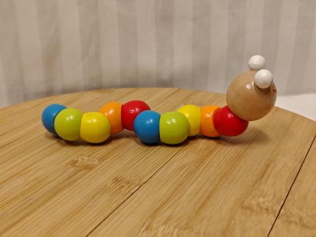 Ohybná drevená edukačná húsenica, 18 cm,