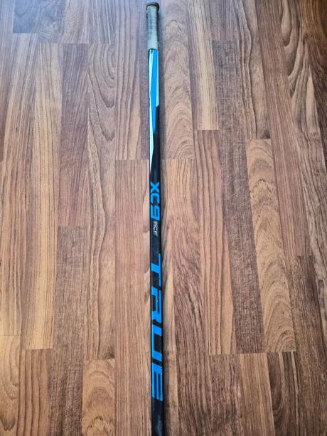 Hokejka true xcore xc9 acf grip junior,