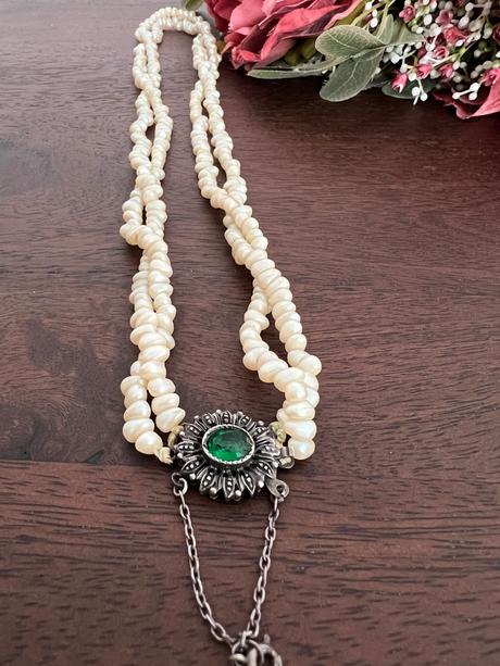 Starozitne perly so striebornou brosñou, 