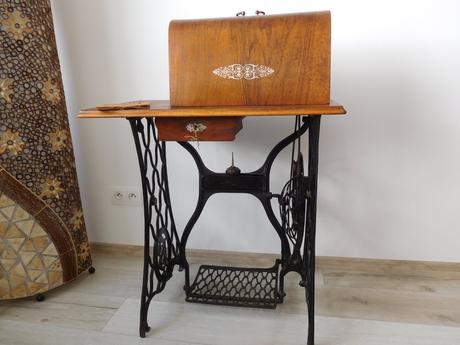 Starožitný šijací stroj značky royal-plne funkčný, 