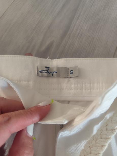 Kraťasy elegantné s opaskom ešte sú s vysačkou, s