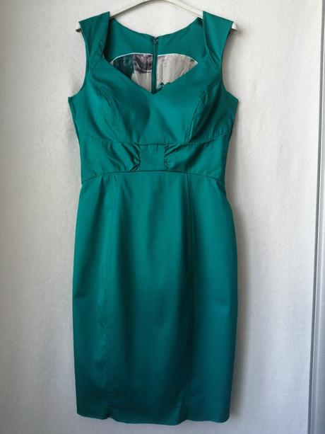 Pekné spoločenské šaty, 36