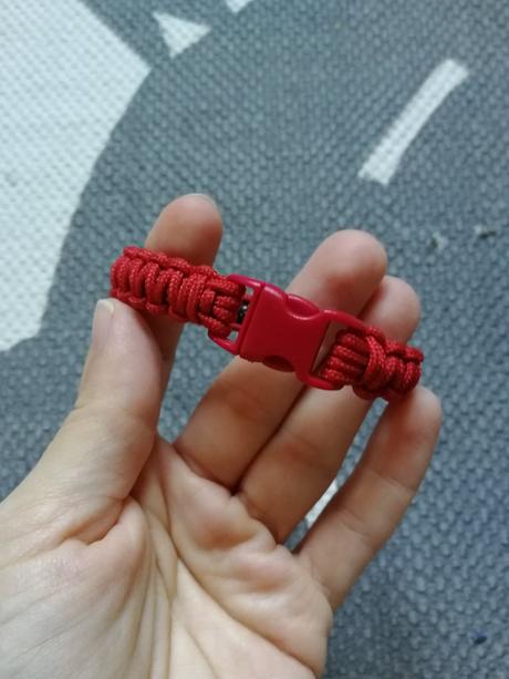 Náramok červený,
