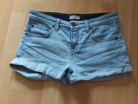 Šortky., 28