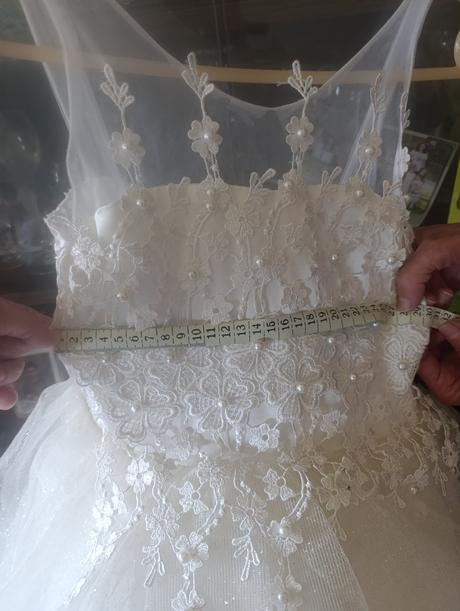 Šaty na prijímanie, 128