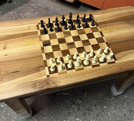 Šachovnicový masívny stôl orech ručná výroba, 