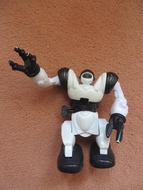 Robot - výška cca 12 cm, 