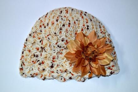 Háčkovaná čiapočka s kvetom, 116