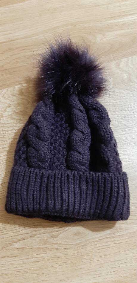 Fialová čiapka s brmbolcom, new yorker