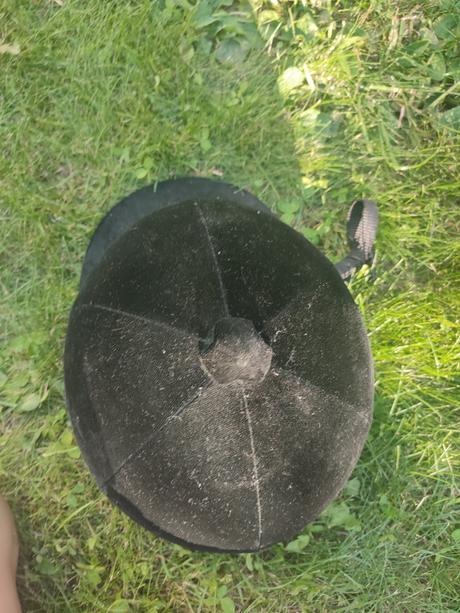 Jezdecká drezúrna prilba, 