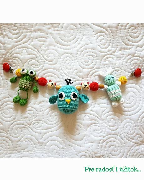 Ozdobné závesy do kočíka-hrkacie, 