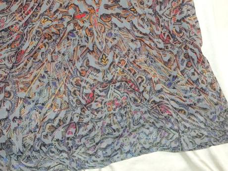 Kvalitné vzorované šaty, s