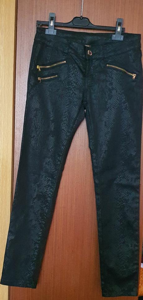 Čierne nohavice s hadím vzorom, m