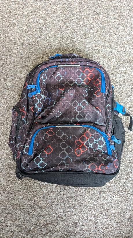 Kvalitný študentský batoh topgal výborný stav, 