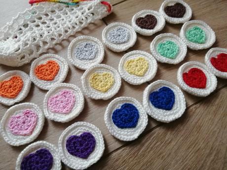 Originálne háčkované pexeso farebné srdiečka,