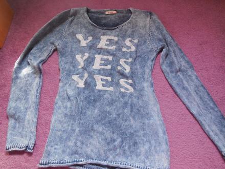 Modré tričko alebo pulover, s