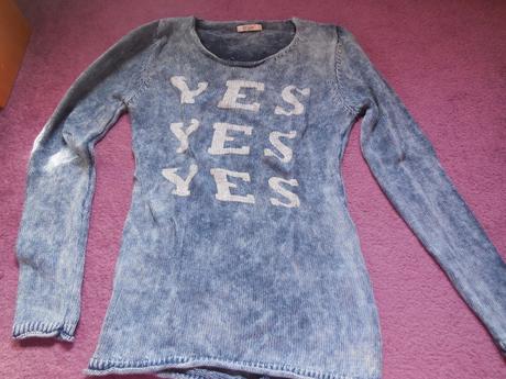 Modré tričko alebo pulover, s