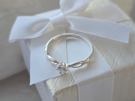 Strieborný prsteň so zirkónom, 