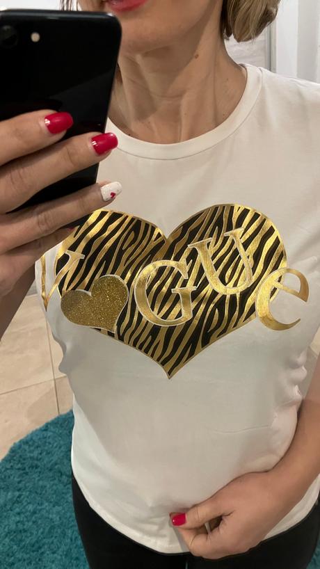 Dámske tričko s potlačou srdca a nápisom vogue, m / s