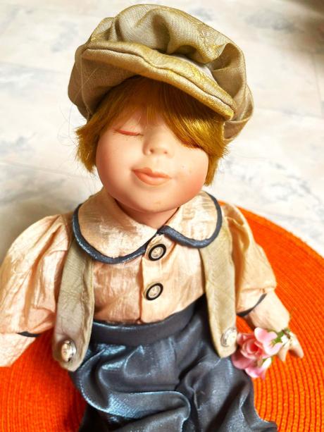 Starožitnosť - porcelánový chlapček, 