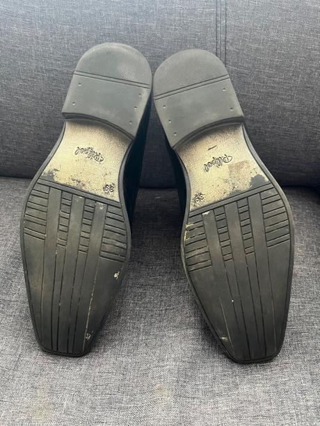 Slavnostne topanky, 39