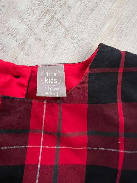 Šaty vianočné, 110