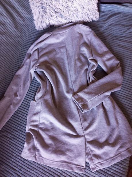 Neprehliadnuteľný coat, m