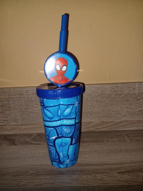 Pohárik s uzáverom a slamkou, 