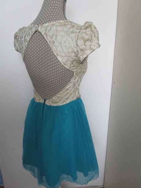 3047. znač. spoloč.  šaty, atmosphere,s