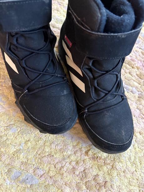Snehule, adidas,35