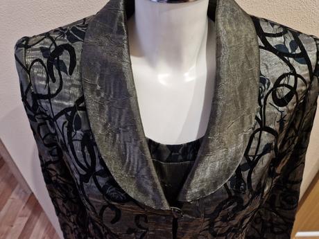 Spolocenske saty, 44