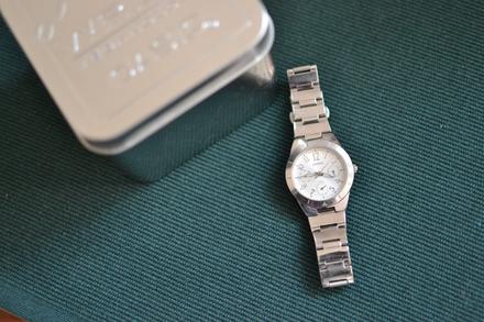 Dámske strieborné hodinky s dátumom casio, casio