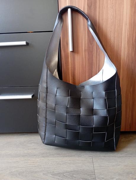 Čierna kabelka, kik