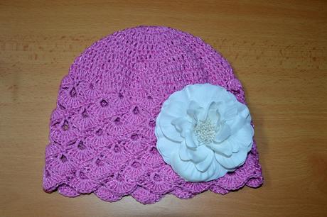 Háčkovaná čiapočka s kvetom, <50 - 158