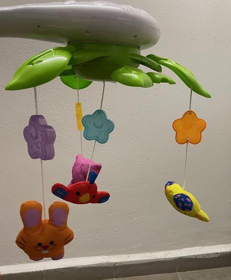 Kolotoč nad postieľku s projektorom zvieratká, 