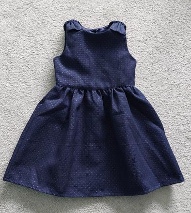 Slávnostné šaty so zlatými bodkami, 110