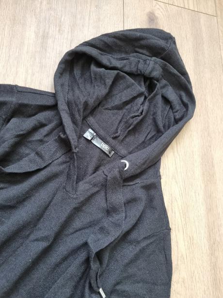 Tenšie čierne pletené šaty s kapucňou m + 2 opasky, m