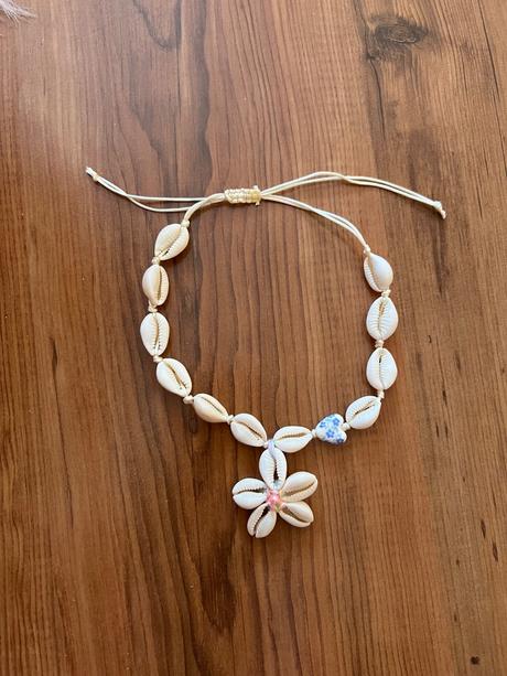 Náhrdelník z mušlí s kvetinkou, 