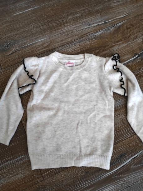 Svetrík s volánikmi, 92