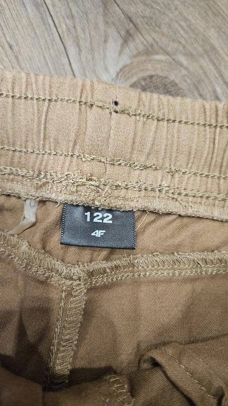 Nove nohavice 4f, 122