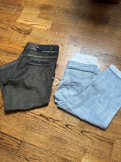 Dvoje gate po kolena, xs