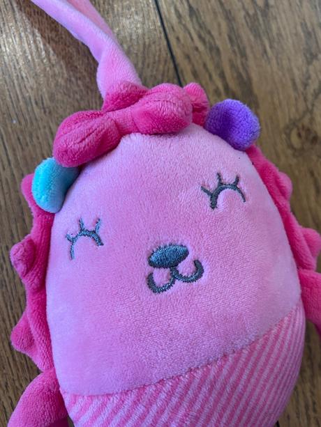 Ružová hrkálka na zavesenie, 