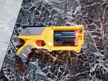 Nerf pištoľ,