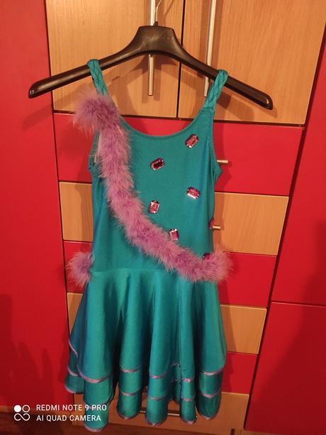 Tanečné šaty, 146